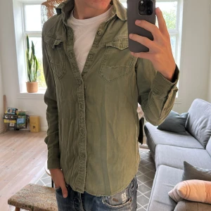 Overshirt olivgrön  - Trendig och skön i bra skick. Skriv vid fundering 🙌