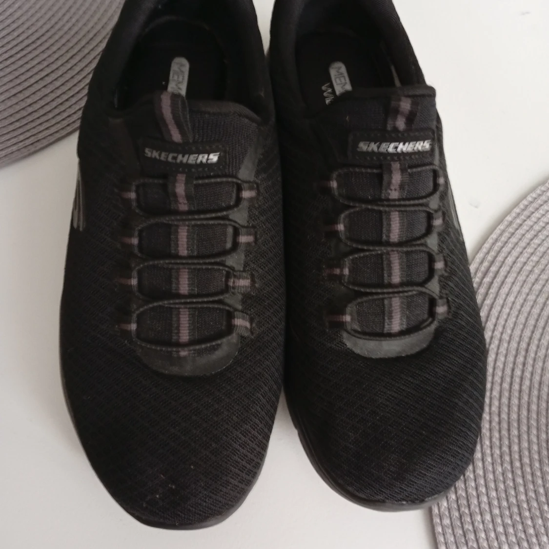 Svarta Skechers sneakers Wide Fit