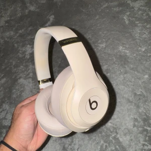 Beats by Dre Studio 3 Wireless Hörlurar Skyline Collection (Desert Sand) - Beats by Dr. Dre - Studio³ Wireless Over-Ear Hörlurar Skyline Collection (Desert Sand)  - nyskick - funkar som det ska - nya kuddar, inga skador - ingen förpackning, endast det på bild