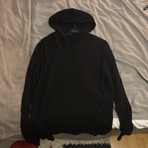 Cashmir hoodie  - Vince cashmir tröja svart. Mycket bra skick. Nypris ca 4000kr! Säljer för 499! 
