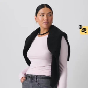 Ljusrosa långärmad topp - Rosa långärmad soft touch tröja från Gina, aldrig använt. Köpt för 300kr. Storlek xxs men eftersom att den är så stretchig passar den xs också 