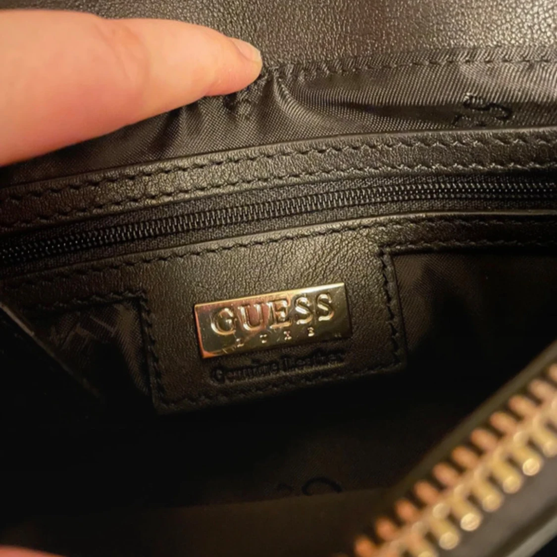 Svart quiltad axelväska från Guess - 4