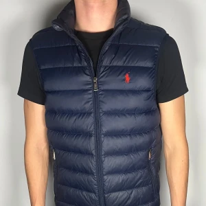 Ralph Lauren väst - Säljer en riktigt snygg och trendig Ralph Lauren väst i fint skick, storlek S, vid frågor är det bara att skriva //Gramenti