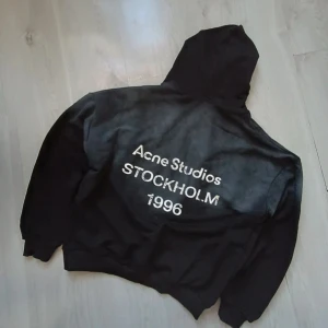 Svart hoodie Acne Studios Stockholm - Svart hoodie från Acne Studios den är helt ny och i nyskick med prislapp kvar på. Aldrig använd. Nypris 5300