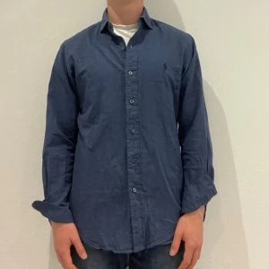 Blå Ralph Lauren Lauren skjorta - Blå Ralph lauren skjorta || Storlek S || Skjortan är i bra skick || modellen på bilden är 170cm och väger 62kg || Tveka inte på att höra av dig vid frågor eller funderingar 