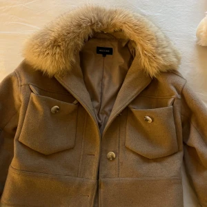 Beige  Meotine kappa - Säljer en eftertraktad beige kappa från Meotine. Passar Xs-S. Inget slitage förutom att en knapp håller på lossna (se bild) men går att fixa! Ordinariepris : 3000kr