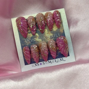 PinkOcean (S);Medium Stiletto - Säljer ett set handgjorda press-on naglar i rosa och lila toner med skimrande guldmönster. Naglarna har en spetsig form och coolt swirl-design med metallic detaljer. Perfekt för dig som vill ha unika och trendiga naglar utan att gå till salong.S: 15 mm, 11,5 mm, 12 mm, 11 mm, 9 mm 