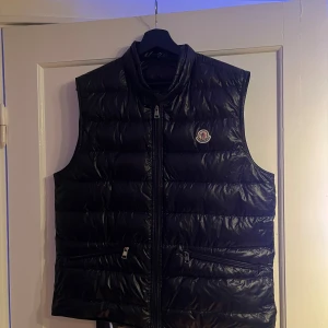 Moncler gui väst  - Moncler gui väst. Säljer nu då jag har tröttnat på den. Storlek 4/M/L. Storlek L men sitter mer som m då den är lite i storlek.