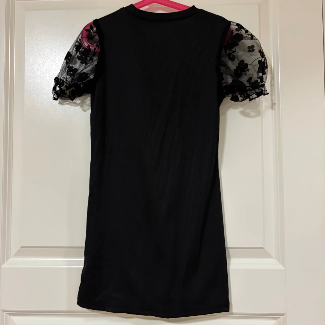 Svart klänning med puffärmar från Shein - 1