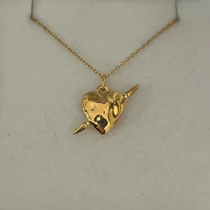 Maria Nilsdotter ”Tuvstarr” inspirerat halsband - Aldrig använd, 18K guldpläterad och tillverkad av rostfritt stål. Kedjans längd 40+5 cm och nickelfri. Om du har fler frågor, tveka inte att höra av dig 🤗