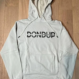 Ljusgrå hoodie från Dondup - Size S (fit big) Det finns inget märke på hoodien, det du ser längst ner till höger är skuggan från telefonen för att ta bilden.