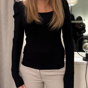 Svart ribbad långärmad topp - Snygg basis törja men med litet puffiga ärmar🥰