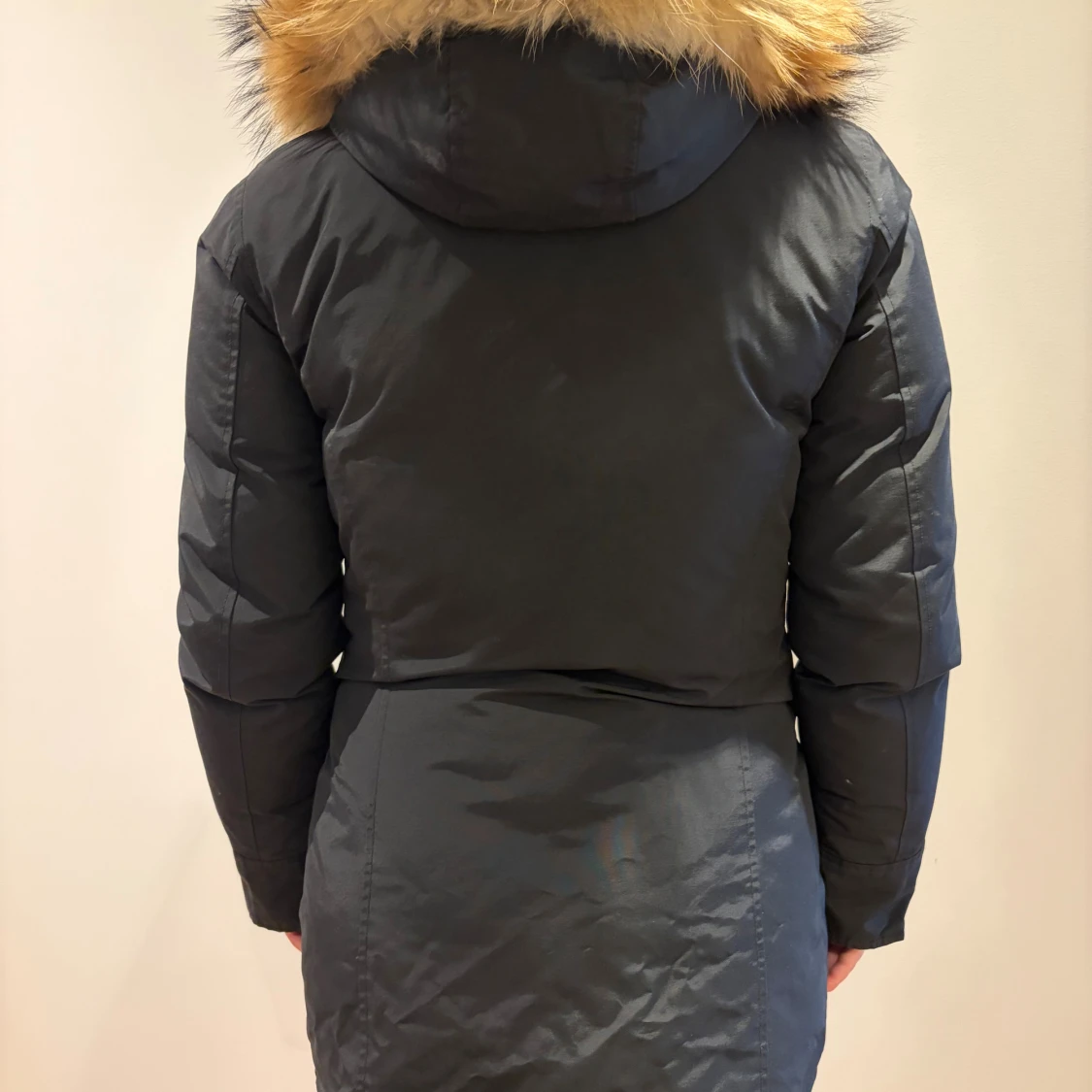 Svart dunjacka från Woolrich med päls - 1