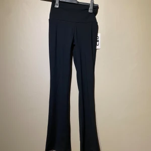 Yoga pants  - Säljer dessa helt oanvända Yoga-pants med prislapp kvar. Märket heter OIP och jag köpte de för 129kr, mitt pris: 100kr. Storleken ligger på 32/34. De finns att hämta i centrala Göteborg och kan skickas. Samfraktar gärna så ta gärna en titt på övriga annonser. 