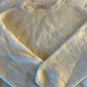 Vit stickad tröja - Säljer en vit stickad tröja och jag använt ett fåtal gånger. Den är från design by si och är i storlek xs/s. 