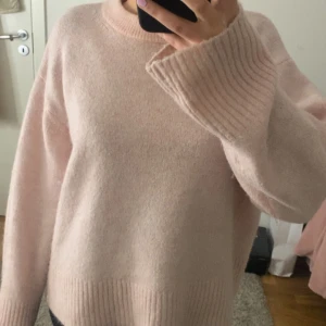Ljusrosa stickad tröja  - Snygg ljusrosa tröja med långa ärmar. Skriv om intresserad!!💞