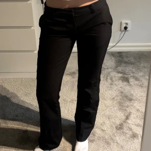 Svarta kostymbyxor från BIKBOK - Svart snygga lågmidjade kostymbyxor från bikbok  i den regular längden! 