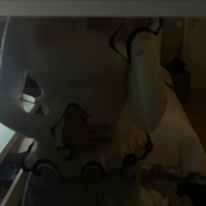 Jättesöt volangig tröja  - Knappt använd, tröja med svarta volanger längs kanterna på tröjan. Passar till allt🤎