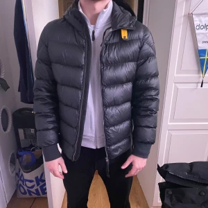 Svart pufferjacka Parajumpers L - Svart pufferjacka från Parajumpers i storlek L.   Modellen är 188cm