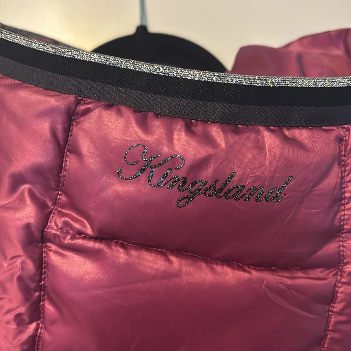 Mörkrosa dunväst från Kingsland - 3