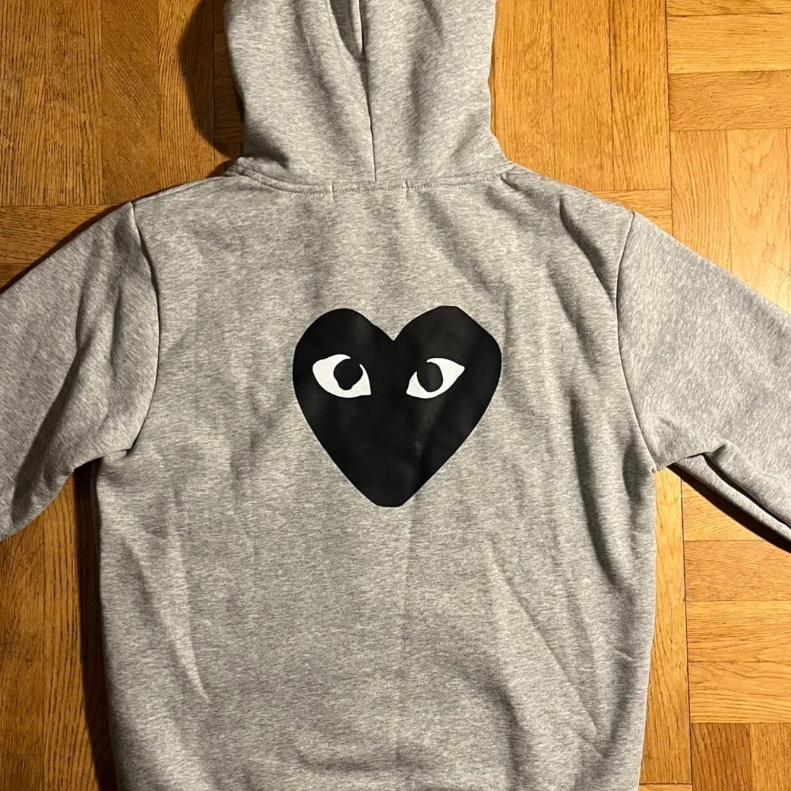 Grå Comme Des Garçons Play Zip Hoodie. - 1