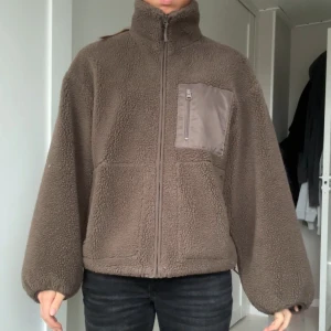Teddy jacka - Säljer min bruna teddy jacka från & other stories. Köpt för några år sedan så går ej att köpa någonstans. Endast använd ett fåtal gånger och inga tecken på användning☺️ Nypris 900 kr