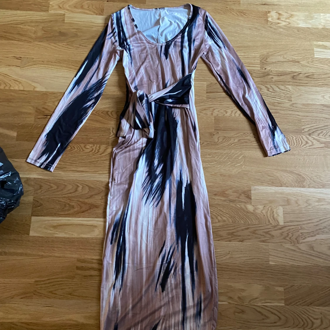 Långklänning med abstrakt mönster och knyt