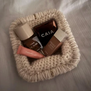 Beige handvirkad clutch/necessär  - Superfin beige clutch som är perfekt att använda som en necessär!🤍