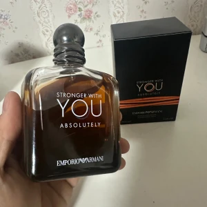 Emporio Armani Stronger With You - Stronger With You Absolutely från Emporio Armani. Volym: 100 ml. Tillverkad i Frankrike. Ingredienser: alkohol, vatten, parfym, butyl methoxydibenzoylmethane, linalool, limonene, coumarin, citronellol, geraniol, citral, m.m. Snygg och modern doft för dig som vill sticka ut.