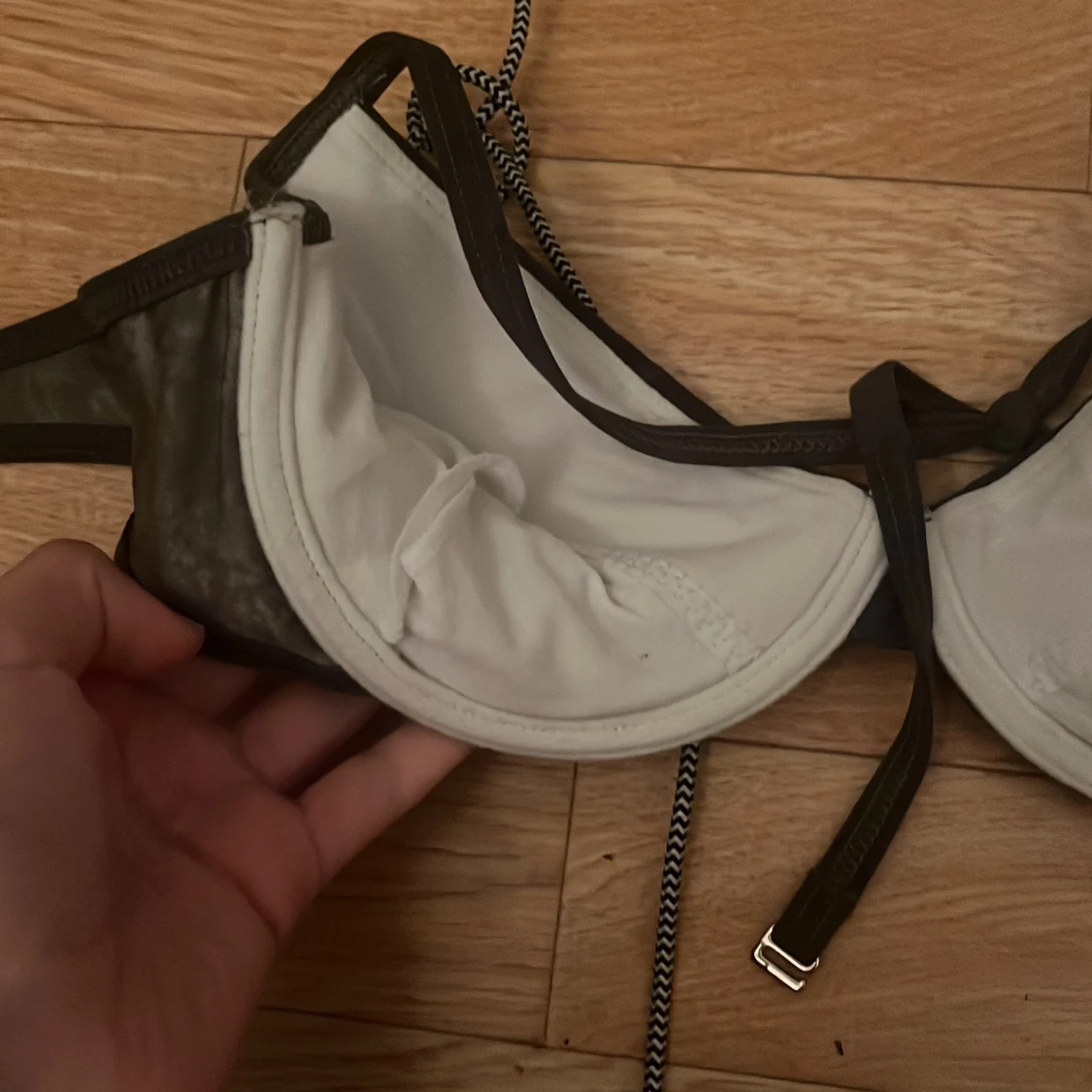 Svart bikiniöverdel med knyt - 2