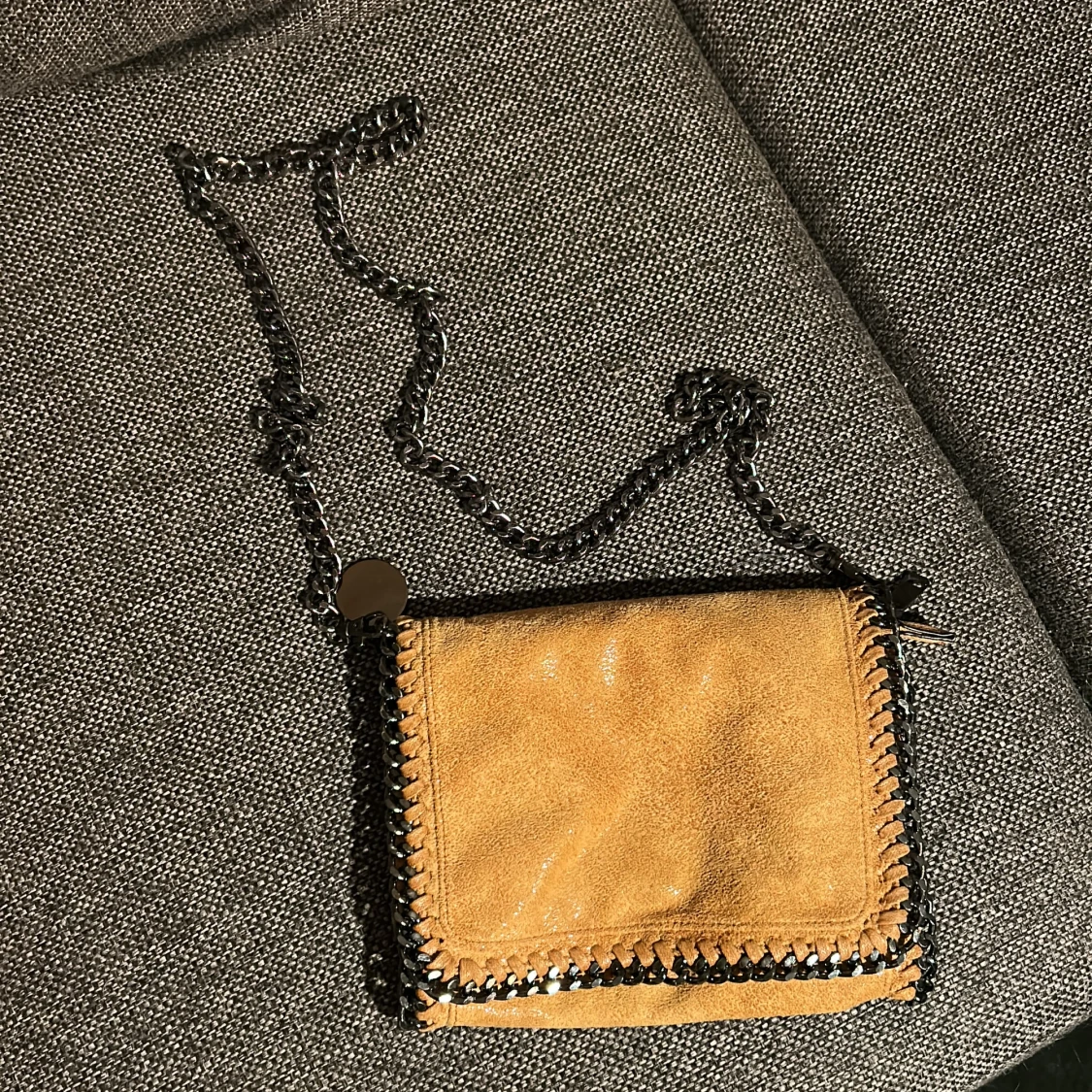 Brun mocka axelväska med kedja