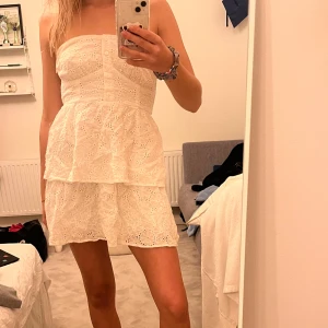 Vit klänning från NA-KD - Säljer denna söta vita klänning från NA-KD i storlek S🩷🩷🩷