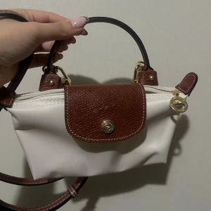 Söt väska helt ny  - Den är helt ny! Super fin och poppis modell se bilderna. Inte Long champ utan en vanlig väska (SE BILDER) super fin när man har massa grejer i väskan nu ser den lite tråkig ut 😂