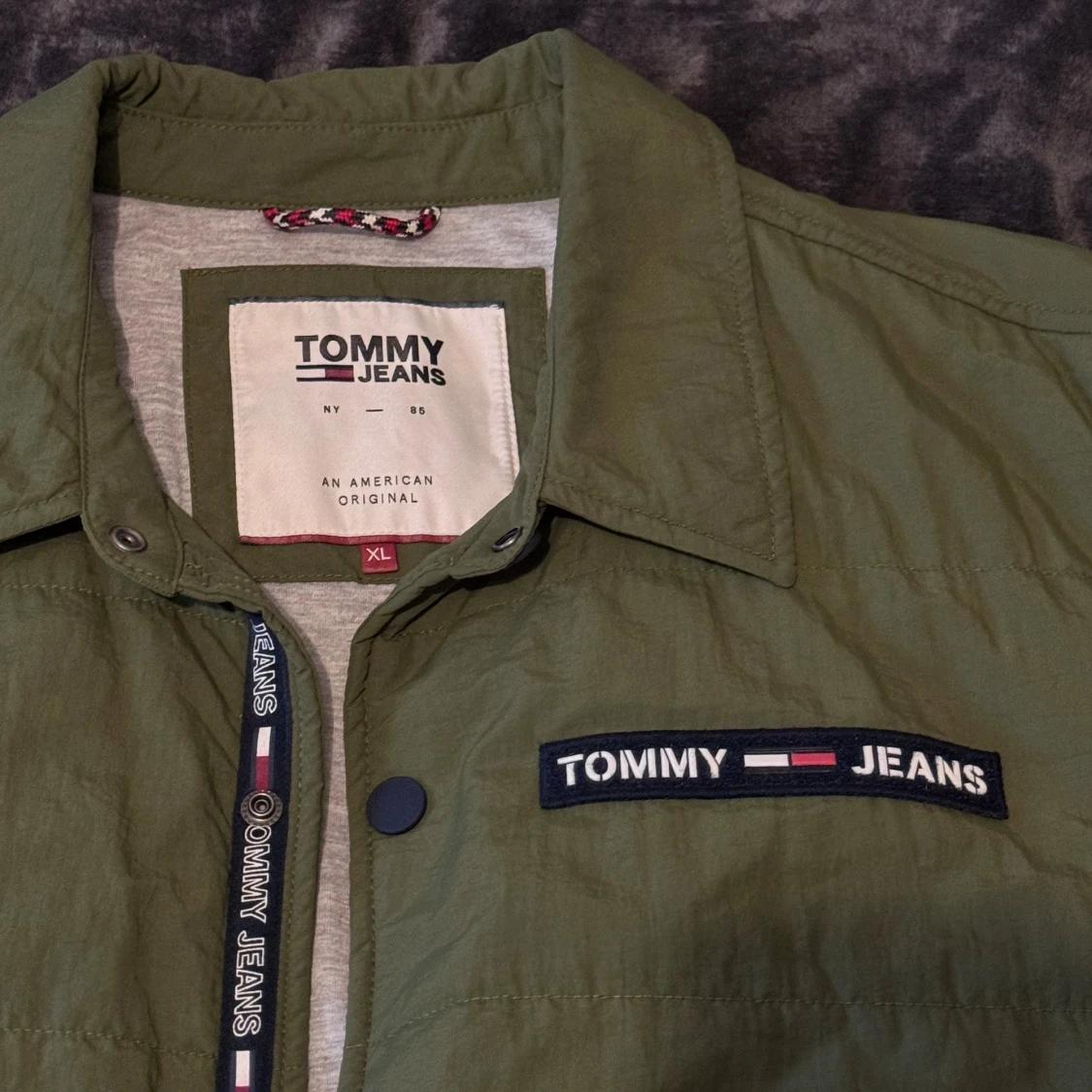Olivgrön overshirt från Tommy Jeans XL - 1