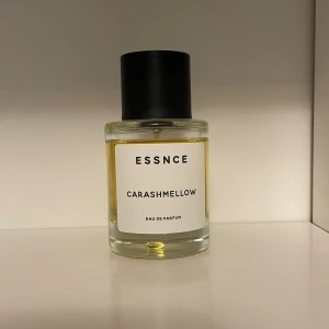ESSNCE Carashmellow - Endast använd fåtal gånger. Luktar varm vaniljbulle. Säljer då jag knappt använder parfym