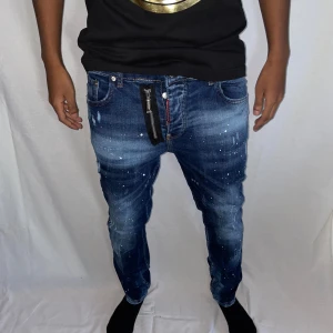 Dsquared jeans strl 46 blåa  - Helt nya. Fin replika med grym kvalitet. Modellen är 175cm lång bär storlek 46. Pris: 1299kr. Först till kvarn som gäller. Skickas direkt inom 24h