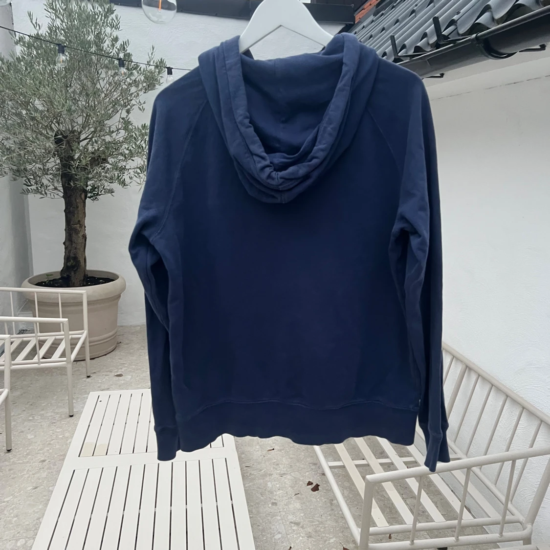 Blå hoodie från Napapijri med norsk flagga - 2