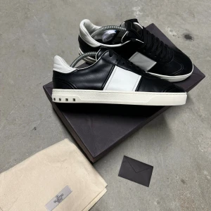 Valentino Flycrew Skor - Säljer nu dessa extremt eftertraktade valentino flycrews i färgen svart med skinn! Grymt skick, nästan som nya och inga riktiga defekter förutom en nit som fallit av - ser exakt ut som på bilderna! Storlek 42.5, kan passa 43 med! Skriv gärna vid frågor 💬✌️