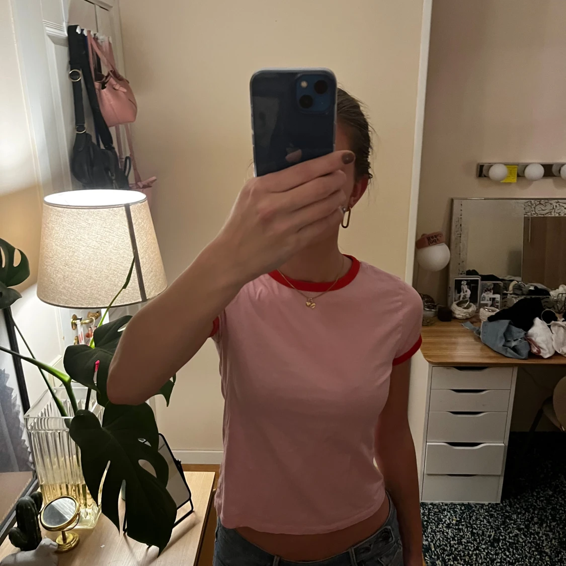 Rosa t-shirt med röda detaljer