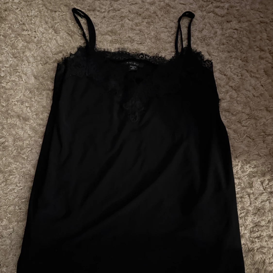 Svart linnetopp med spets från Amisu