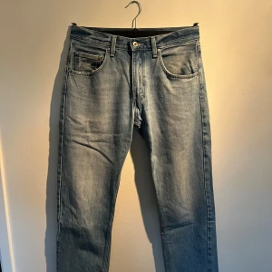 Levi's SilverTab ljusblå jeans - Ljusblå Levi's SilverTab jeans med klassisk femficksdesign och raka ben. Jeansen har en snygg tvättad look, normal passform och SilverTab-märke bak i midjan. Perfekt för dig som gillar retrostil och bekväma jeans.