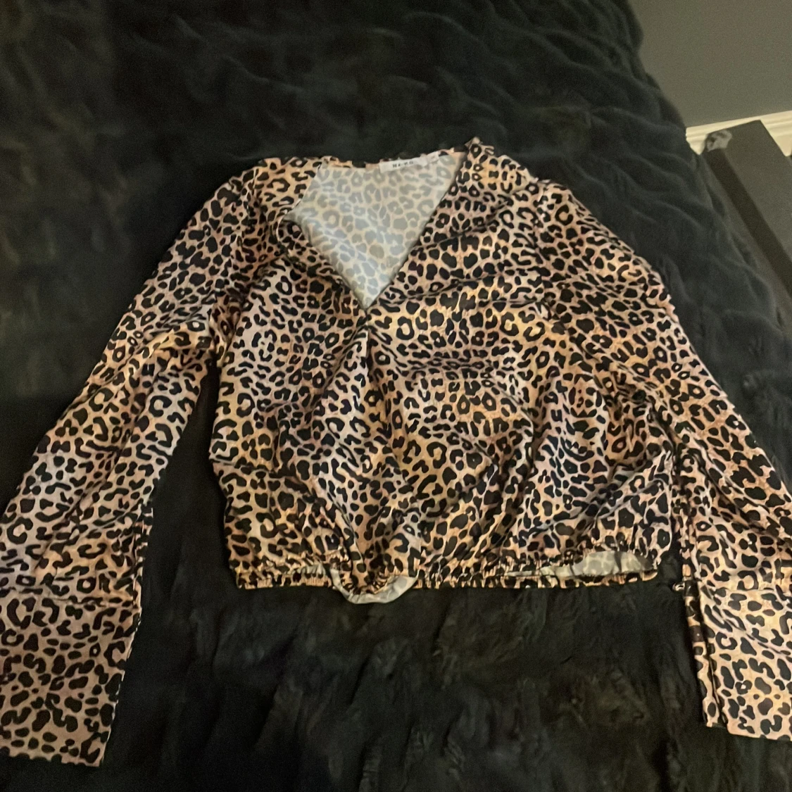 Leopardmönstrad omlottopp från NA-KD