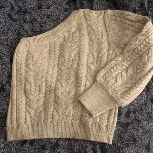 Tröja med en axel - säljer denna jättesöta tröjan med en axel i storlek XS/S. Nytt skick❣️