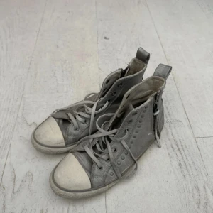 Silvriga skor - Silvriga skor med vita detaljer samt silver detaljer