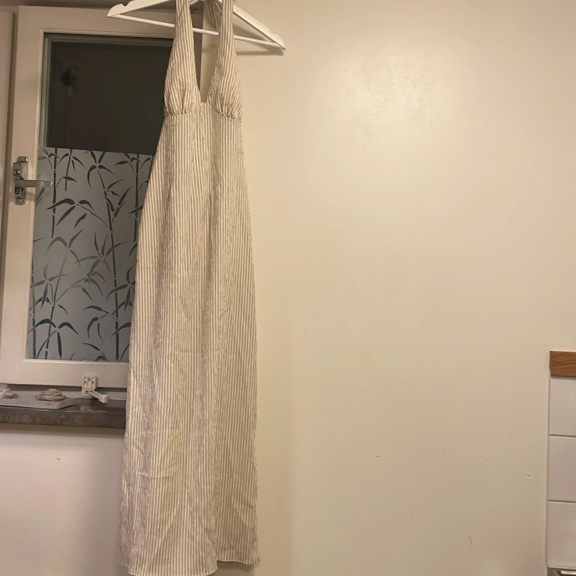 Helt ny randig maxiklänning i linnetyg med knyt i nacken - 3