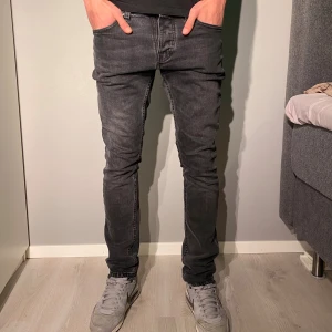Nudie Jeans ”Grim Tim” - Ett par Nudie jeans ”Grim Tim” sparsamt använda inga skador eller defekter/fläckar, storlek 29/32. Modellen är 175cm, 64kg. Hör av er vid frågor/bilder eller prisförslag😊