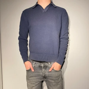 Långärmad Piké - En långärmad piké från These Glory Days, använd ett par gånger. Storlek S. Modellen är 175cm, 64kg. Hör av er vid frågor/bilder eller prisförslag😊