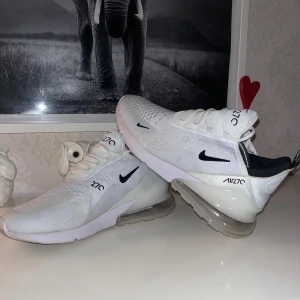 Nike 270 Vit - Tja tja! Säljer nu ett par Nike 270 vita i storlek 45, passar mig som har 44 men denna modellen är mindre i storlek. Väl omhändertagna endast använda under 1 månad vid speciella tillfällen. Väldigt stilrena skor som passar till allt. Köp via Plick går givetvis att ordna. Ingen box tillkommer. Vid intresse hör gärna av er! MVH Fruten Fraten. 
