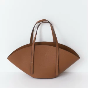 Brun väska i skinn - Gina Tricot Small wide shopper bag - Skick: Fint skick, helt ny - Storlek: ONESIZE - Nypris: 399kr - Beskrivning: Snygg handväska från Gina Tricot i brunt skinn med metallfäste på insidan