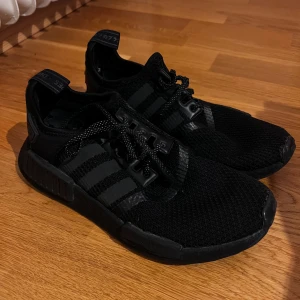Svarta Adidas NMD  - Säljer ett par svarta Adidas NMD sneakers, använd några gånger men är i jätte bra skick, pris kan diskuteras. Både för tjejer och killar. Pris kan diskuteras!